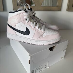 Air Jordan 1 mid Barely rose size 8W